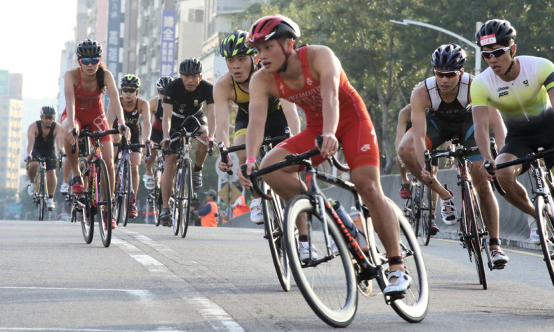 選手在自行車項目奮力爭先。   圖：高雄市運動發展局／提供