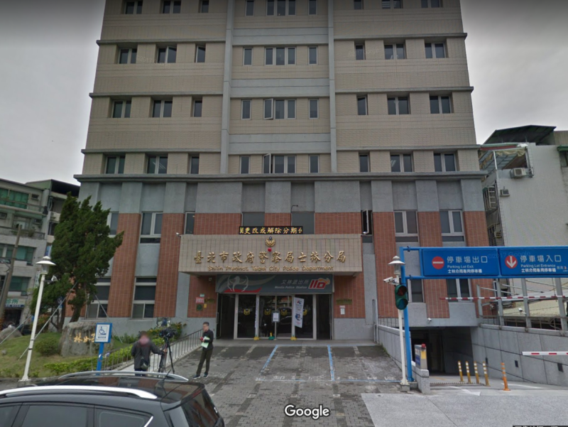 台北市士林區傳出命案，林姓婦人滿身是傷送醫時已無呼吸心跳，死者女兒被警方依「殺害直系血親尊親屬」罪嫌移送法辦。(圖為士林警分局)   圖：翻攝自GOOGLE MAP