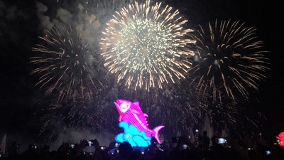 在屏東東港鎮大鵬灣舉行的2019台灣燈會3日晚閉幕， 數萬人在主燈「巨鮪來富」最後煙火秀中歡呼，向2019 台灣燈會道別。   圖：中央社