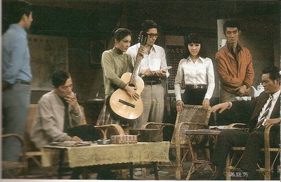 1970年代的台視連續劇《滿庭芳》，劇中飾演二姊的司馬玉嬌，總是抱著吉他說要參加台視〈新人獎〉比賽，這就是《還願》故事裡提到杜美心參加的電視台選秀節目〈七彩星舞台〉。   圖 : 資料照片