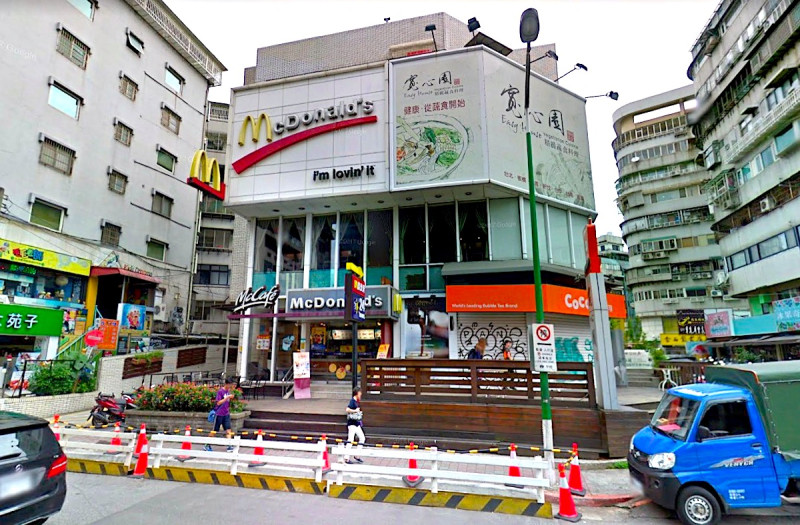 高昂的租金，就連速食業龍頭都租不下去了嗎？堪稱是台北市天母西路地標的麥當勞，驚傳將在今年 6 月熄燈。   圖／翻攝自 Google Map