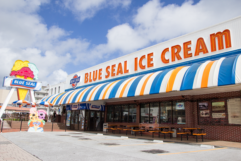 位於國道58號上的人氣冰淇淋BLUE SEAL牧港店。   圖：取自Tabirai Japan網站