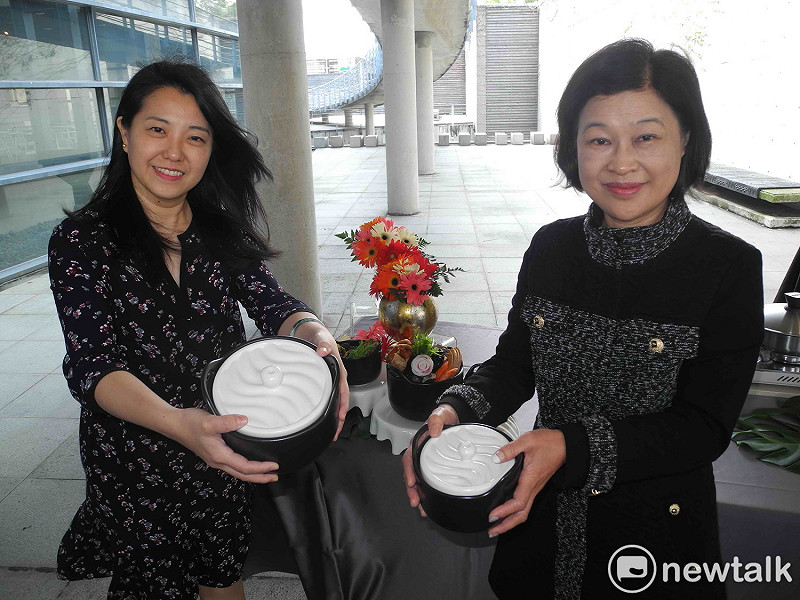 新北市鶯歌陶瓷博物館發表今年「甕藏春之梅－醃脆梅活動」的年度設計款梅甕「大漢鍋」，文化局長蔡佳芬（左）、陶博館長吳秀慈分別展示大小梅甕。    圖：王峻昌/攝