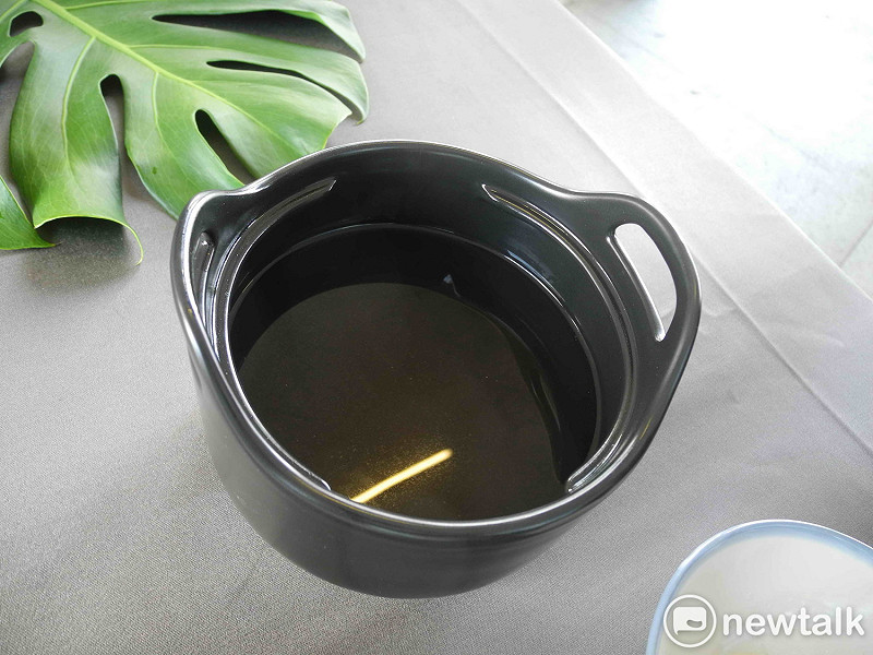 今年「甕藏春之梅－醃脆梅活動」的小梅甕可用於泡麵、當燙碗等，內緣特別設計兩處缺口，便於倒湯，相當貼心。    圖：王峻昌/攝