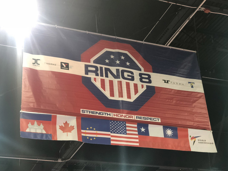 2019美國跆拳道公開賽引發爭議的掛幅，右下角有中華民國國旗。   圖 : 中華跆協/提供