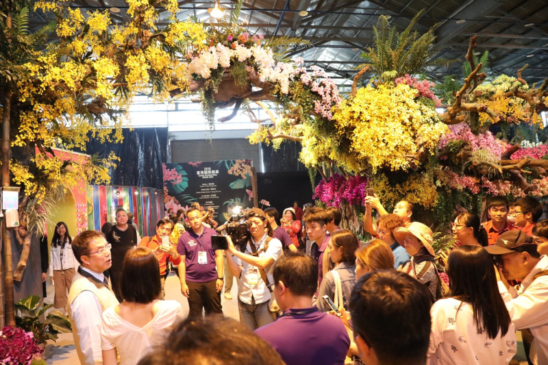 每年吸引超過20萬人次入園觀賞的台灣國際蘭展為世界三大蘭展之一，從2日一開園就湧現大量人潮排隊，首日即超過兩萬人入園賞蘭。   圖：新聞及國際關係處/提供