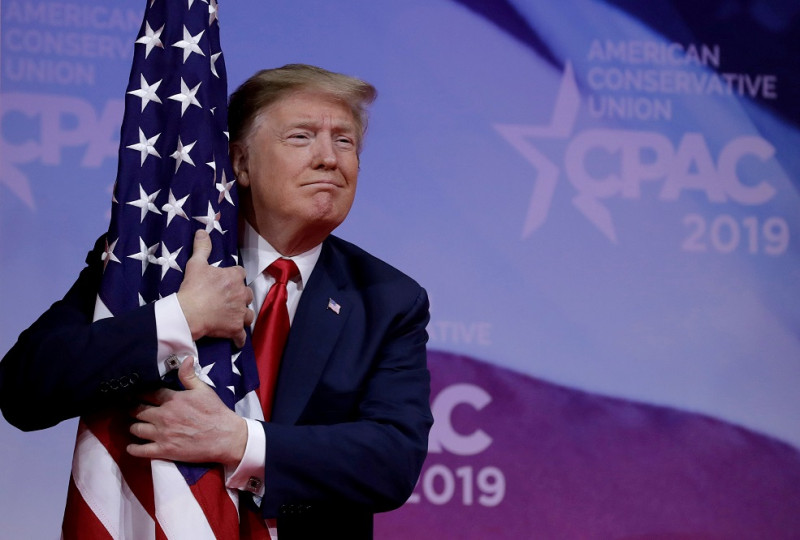 美國總統川普在保守派政治行動大會（CPAC）上演講兩個多小時，演說前還擁抱美國國旗。   圖：達志影像／路透社