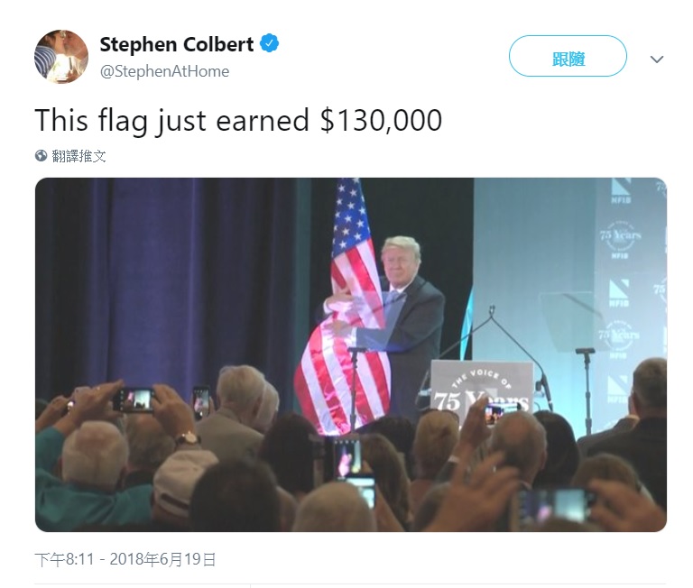 川普去年就曾在公開演說擁抱國旗，還遭到美國著名脫口秀主持人Stephen Colbert嘲諷了一番。   圖：翻攝自Stephen Colbert推特