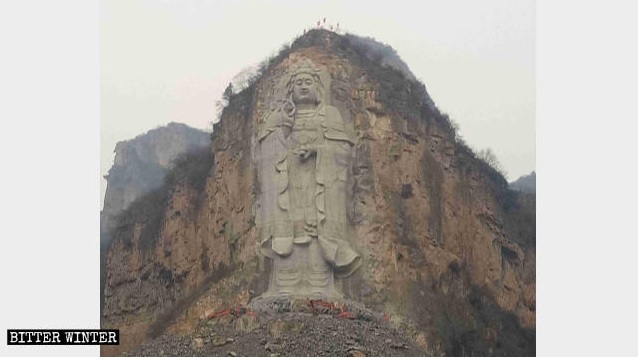 滴水觀音像巨雕花費近5年時間，耗資約人民幣1700萬元（約新台幣7800萬元）建成，上月遭中國河北當局以爆破的方式炸毀。   圖：翻攝寒冬雜誌網