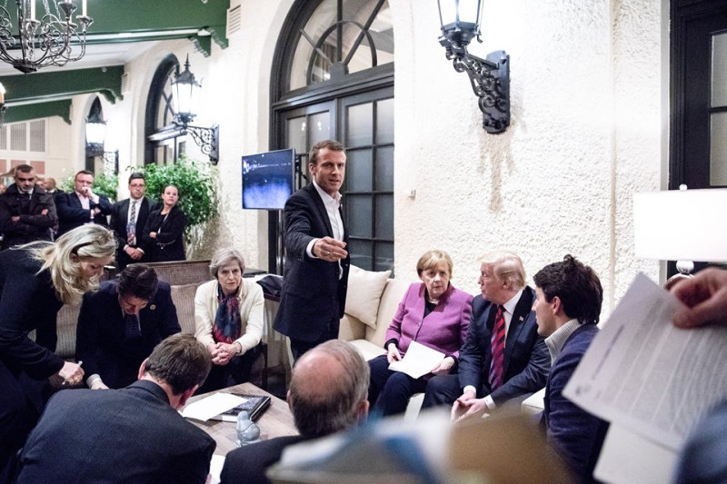 法國總統馬克宏（中，立者）呼籲歐洲團結，前排左三為英國首相梅伊，前排右三為德國總理梅克爾。   圖：翻攝自馬克宏臉書