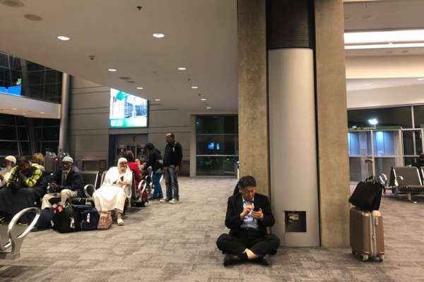 台北市長柯文哲日前出訪以色列，因手機沒電，便席地而坐，在機場提供充電插頭旁充電，引發討論。   圖：翻攝自王鴻薇臉書