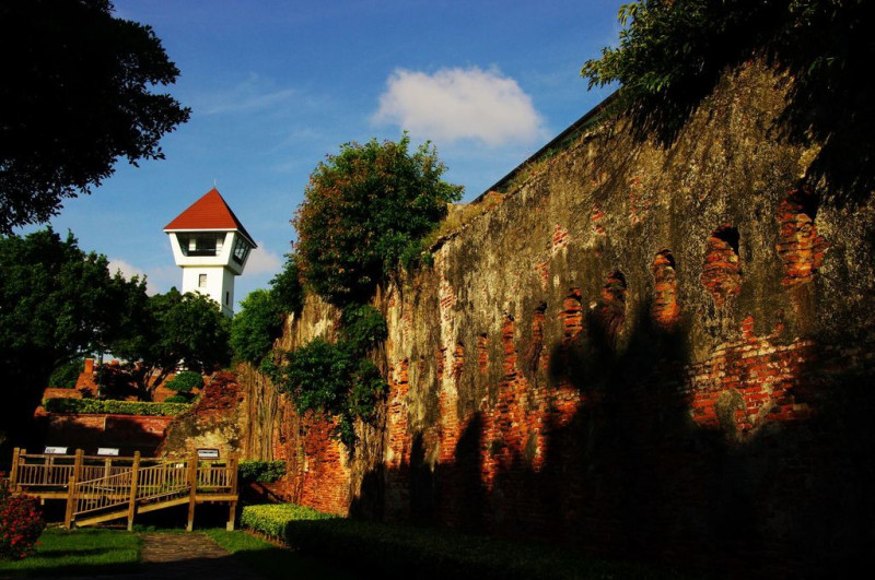 目前「安平古堡」內真正的荷蘭時期遺跡，僅存古堡前方外城南城垣的磚牆。   圖：取自台南旅遊網