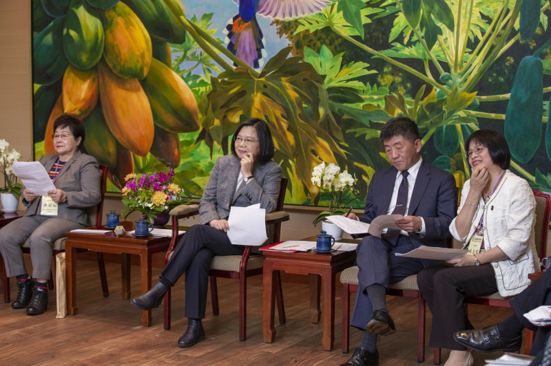 總統蔡英文5日上午與「台灣社會福利總盟」代表見面。   圖：總統府提供
