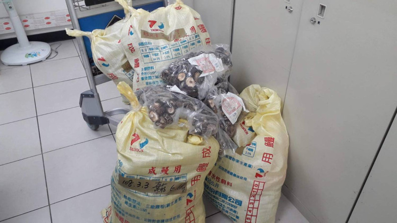 高雄關今天表示，近三個月金門海關已查獲小三通旅客攜帶超量來自中國大陸香菇共822公斤。   圖：高雄關/提供
