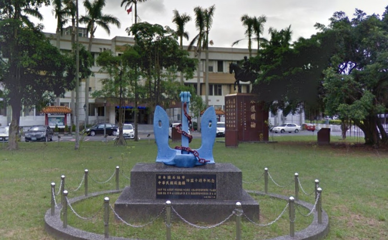 宜蘭縣蘇澳鎮公所前方的蔣介石騎馬銅像，6日凌晨傳出遭人噴漆及辱罵字眼。   圖：翻攝Google Map