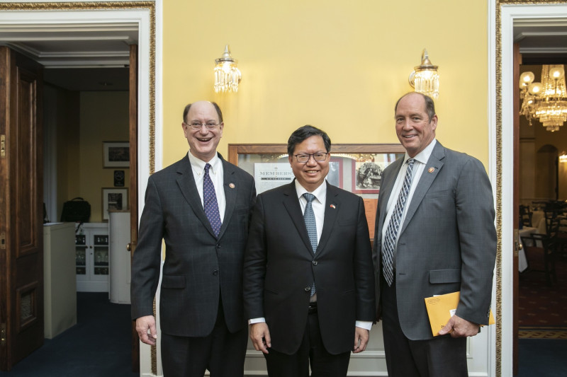 桃園市長鄭文燦訪華府，與眾議員Brad Sherman（左）、Ted Yoho（右）合影。   圖：桃園市政府／提供