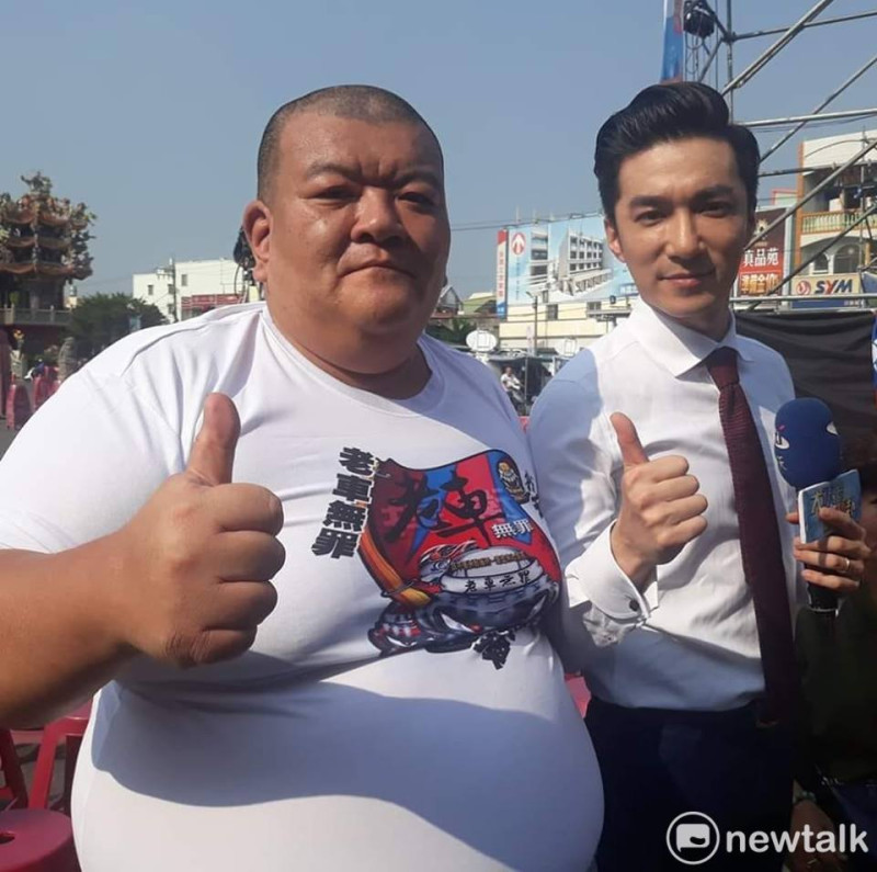 「髮蠟哥」（左）擬在明日上午前往高雄市政府抗議，若是韓國瑜避而不見，他便會「丟香蕉」抗議。右為中天主播王又正。   圖片：翻攝自髮蠟哥粉絲團臉書
