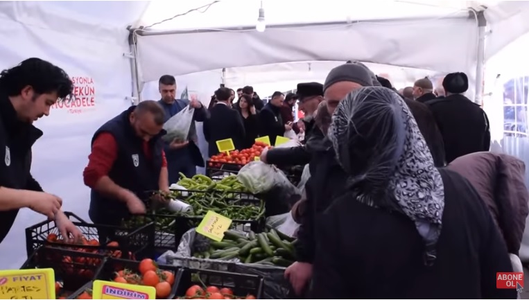 土耳其政府在在兩大城巿設置蔬菜直售站，標榜價格遠低於全國均價。   圖：翻攝Youtube