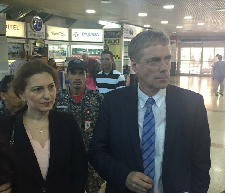 德國駐委內瑞拉大使克里納（右）日前親自前往機場，迎接委國反對派領袖瓜伊多，不料遭到驅逐離境。   圖：翻攝自德國駐委內瑞拉大使館推特