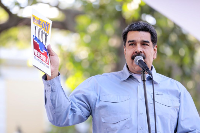 委內瑞拉現任領導人還在嘴硬，6日在一場活動中要求美國等國家「把手拿開」，休想干涉委國事務。   圖：翻攝自馬杜洛推特