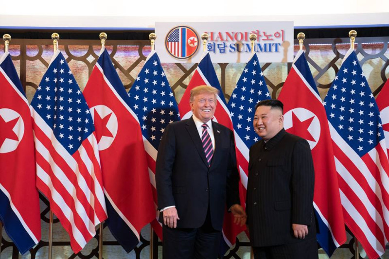 美國總統川普（左）與朝鮮領導人金正恩2月27日在越南再度會晤，但川金2會草草落幕。   圖：翻攝自美國白宮臉書