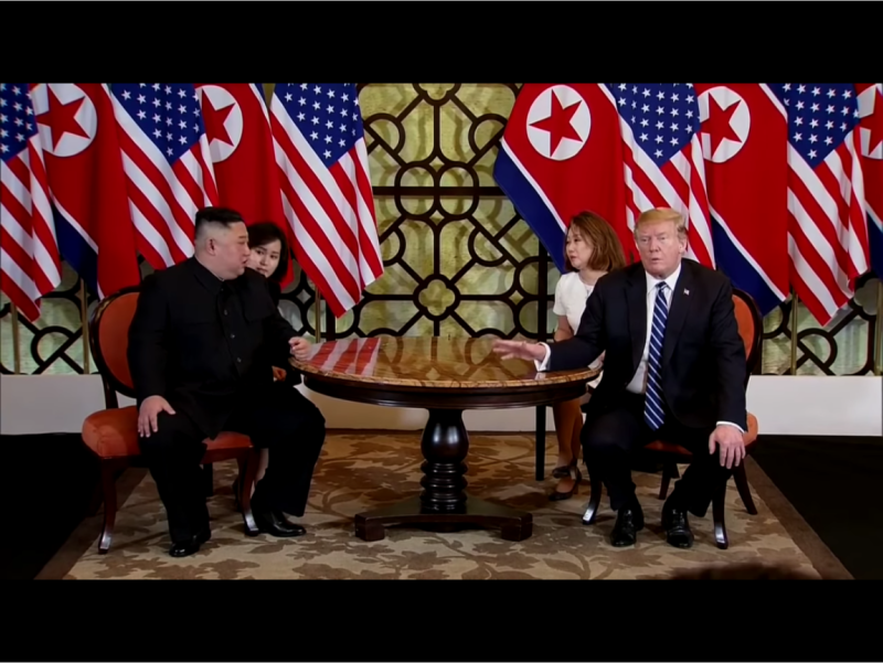 原來，據說，川金二會那天，當金正恩說： 「我們將有意願建設一個更加強大的新朝鮮。」 朝鮮翻譯是： 「We will bulid a strong new Korea.」 川普聽成： 「We will build a strong “nuclear（核）."」？   圖：翻攝自Youtube