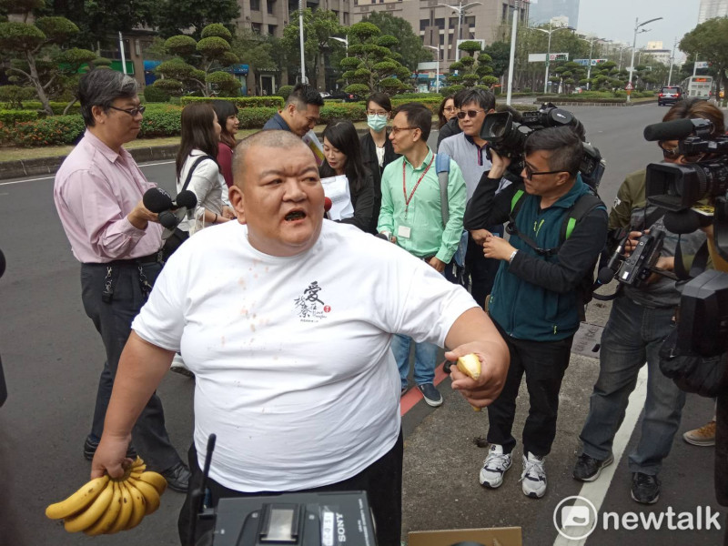 髮蠟哥今早來到高雄市府前，丟香蕉抗議。   圖 : 孫家銘/ 攝