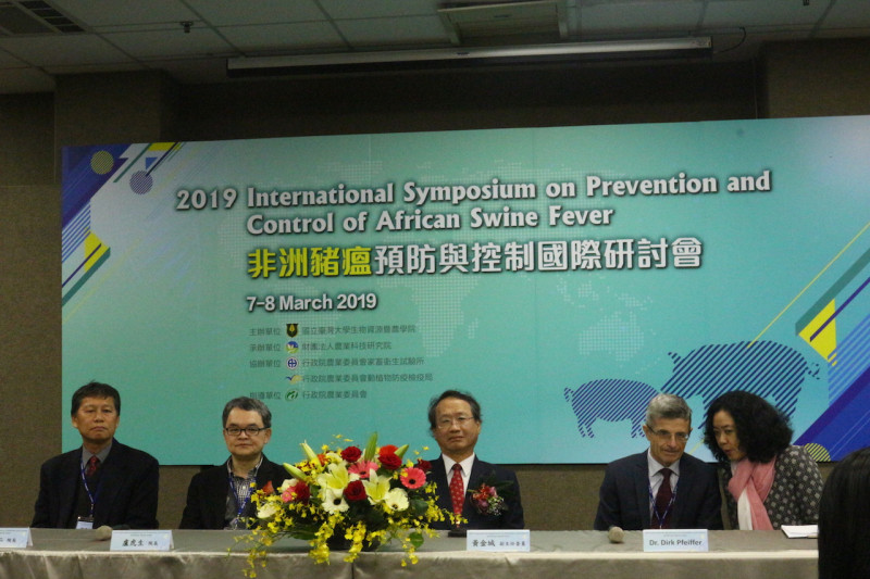 行政院農業委員會於今（7）日舉辦「2019非洲豬瘟預防與控制國際研討會」，並邀請到國際流行病學家Dr. Dirk Pfeiffer來台分享非洲豬瘟的防疫經驗。   圖：閻芝霖/攝