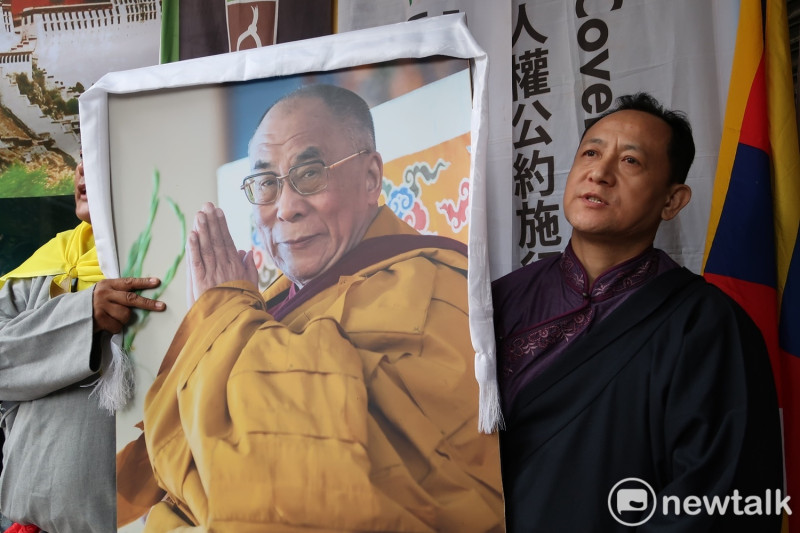 在台藏人團體手持達賴喇嘛照片。   圖：林朝億/攝