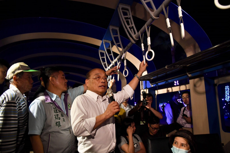 行政院長蘇貞昌參觀台灣燈會時，實際體驗其疏運措施。   圖：行政院提供