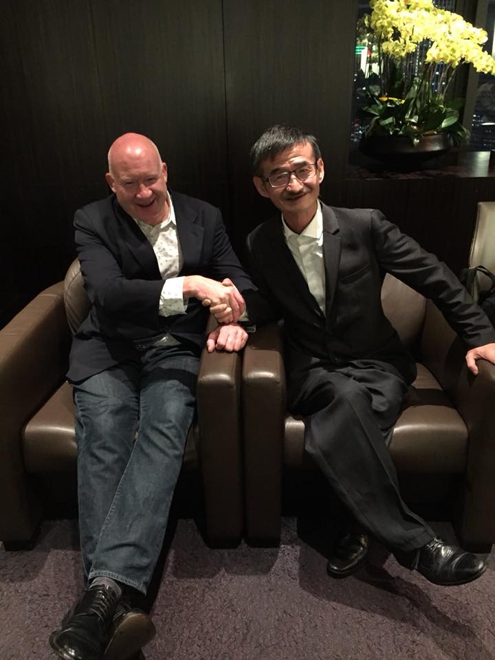 《屠殺》作者伊森葛特曼(左)與作家吳祥輝(右)。   圖：翻攝吳祥輝 Brian Wu臉書