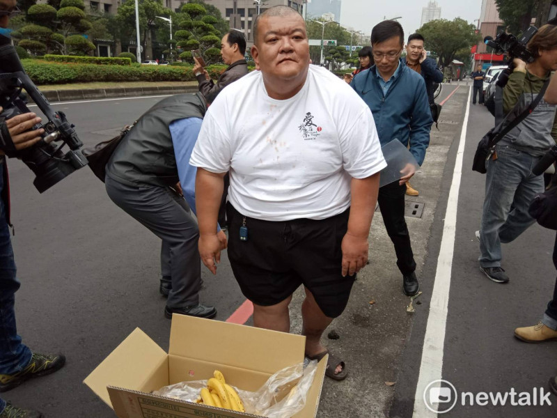 「髮蠟哥」帶了一箱香蕉想送韓國瑜。   圖：孫家銘／攝