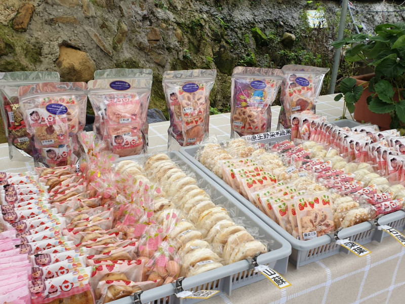 內湖農驛站農園以在地新鮮植材，開發多種手作特色糕點。   圖：台北市政府產業發展局／提供