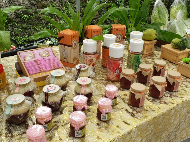白石湖社區發展協會生產的有機蜂蜜與特色產品。   圖：台北市政府產業發展局／提供