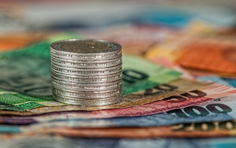 隨著美中貿易戰升溫，人民幣近期走弱，再次面臨「保7」關卡。   圖：翻攝自pixabay