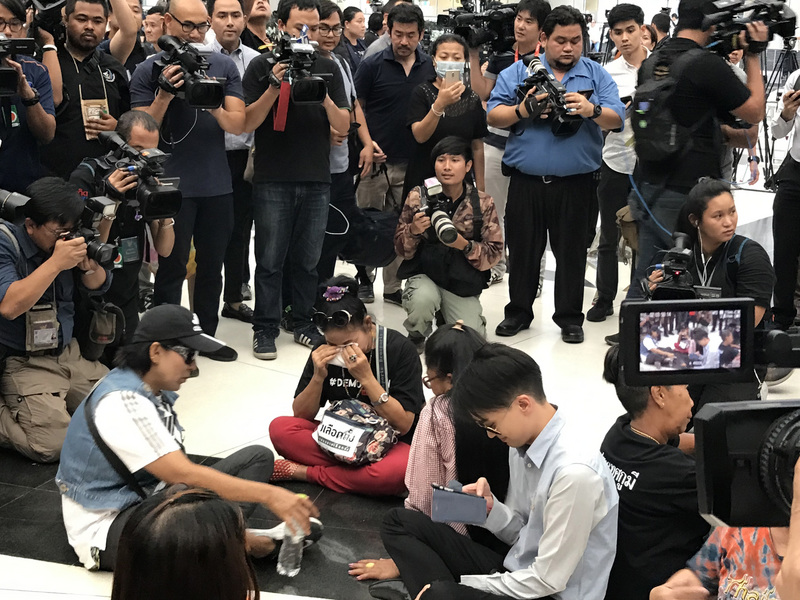 泰國憲法法庭7日裁決解散泰愛國黨，支持者得知消息後在庭外哭泣。   圖 : 中央社