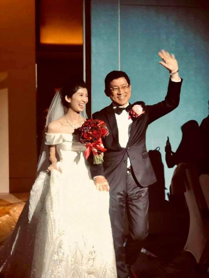 李玉文(右)上月才剛把李明璇嫁出去。   圖：翻攝李玉文臉書