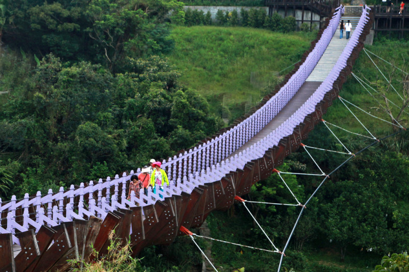 「白石湖吊橋」有別於一般吊橋的高聳橋台設計，特別採直路式的設計，就像是一條巨龍盤據，守護著白石湖地區。   圖：取自台北旅遊網，王能佑／攝