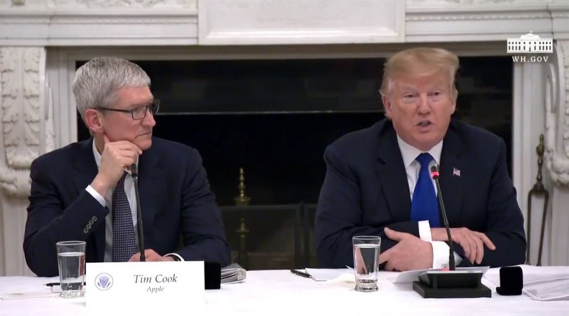 美國總統川普（右）與蘋果執行長提姆庫克（左）參加白宮一場會議，竟稱呼庫克為「提姆蘋果」（Tim Apple）。   圖：翻攝白宮臉書