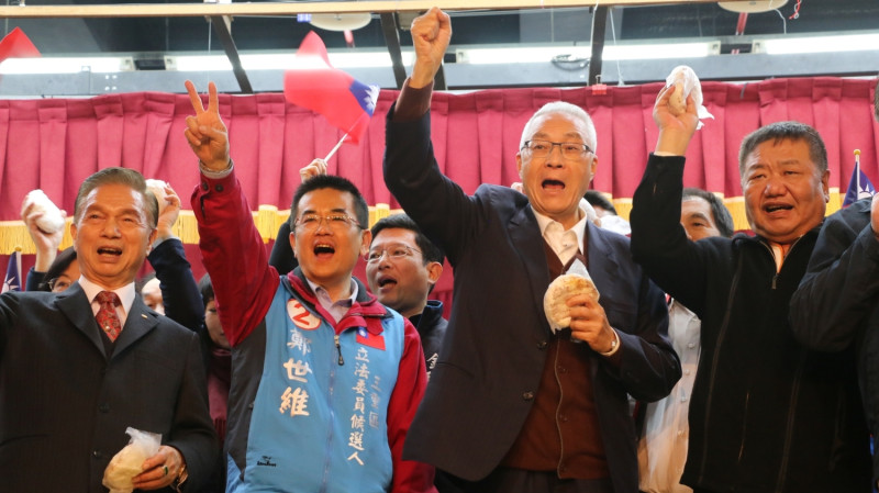 國民黨主席吳敦義(右二)手拿土包子為鄭世維站台拉票。   圖：鄭世維競選辦公室／提供