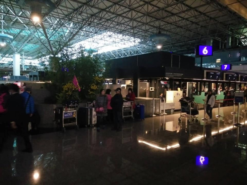 桃園機場第一第二航廈今早9時25分無預警停電。   圖：網友提供
