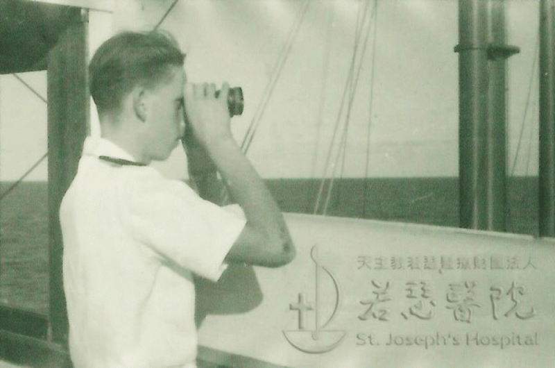 年輕時的畢耀遠神父在貨船甲板上用望遠鏡的側影。   圖：翻攝自若瑟醫院臉書