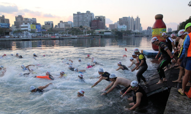 今年愛河國際鐵人三項比賽游泳項目傳出憾事。   圖：高雄市政府／提供（資料照片）