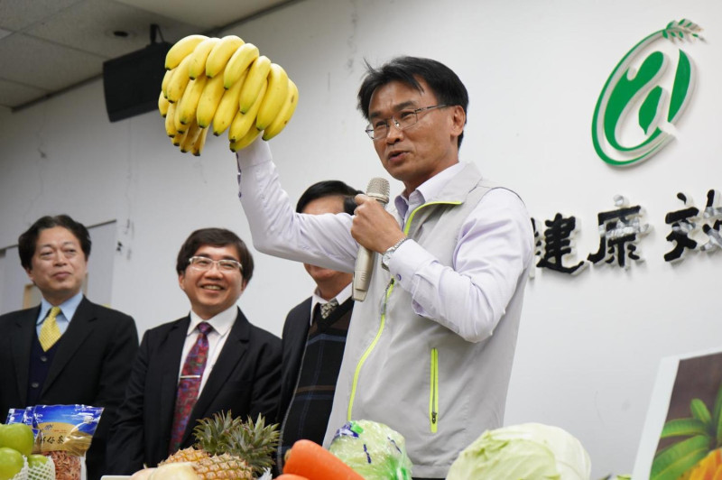農委會今年首度以「台灣農產館」方式參加東京國際食品展，其中表現最好的產品是香蕉與水產，現場加上採購訂單高達23億元台幣，成果頗為豐碩。（圖：農委會主委陳吉仲）   圖：農委會／提供