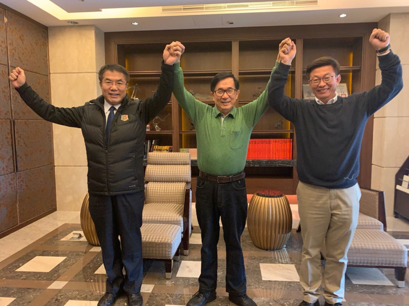 陳水扁、黃偉哲、郭國文高舉雙手表示支持。   圖：陳致中提供