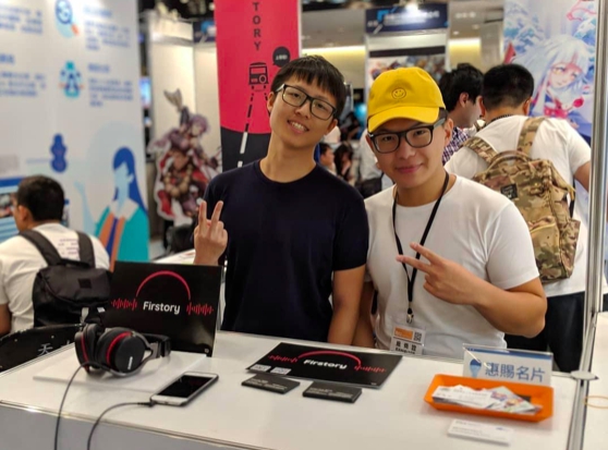 Firstory 參加 Digital Taipei 展覽，左為 ios 工程師李適安，右為 UI/UX 介面工程師劉德政。   圖：創夢實驗室/提供