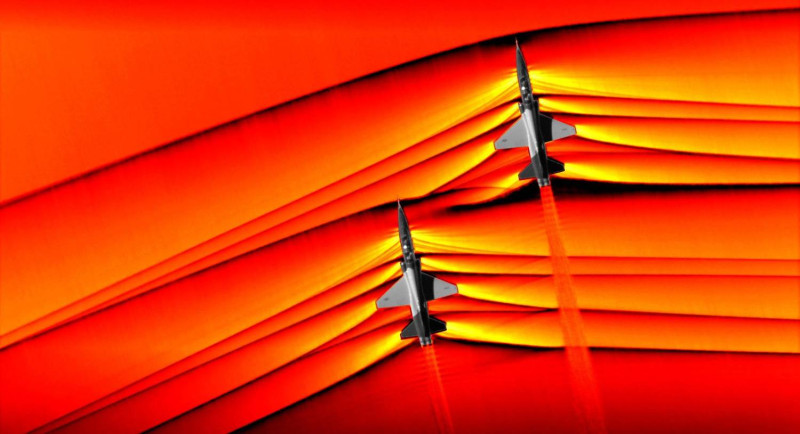 美國空軍兩架T-38教練機以超音速列隊飛行，NASA首度捕捉到這兩架飛機產生的衝擊波互相影響的圖片。   圖：取自NASA's Armstrong Flight Research Center臉書