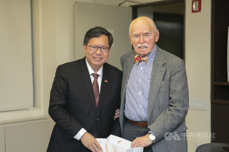 桃園市長鄭文燦（左）今日紐約拜訪美國知名法律專家孔傑榮（右）時說，討論關於台灣現今局勢等議題。   圖：桃園市政府提供。