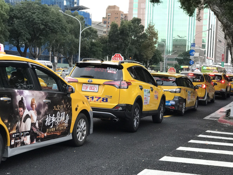 多位台灣計程車司機今年 1 月曾赴行政院抗議，要求政府落實分業管理。   圖／記者林人芳攝，2019,01,31