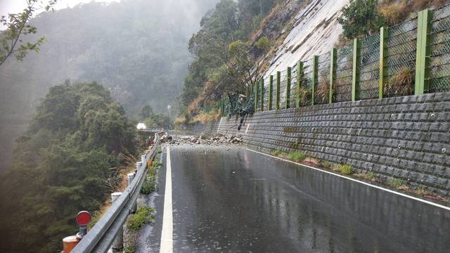 受到連日降雨影響，台中大雪山林道33K處昨天發生落石坍方。   圖：東勢林管處/提供